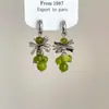 Pendientes de Borla de Uva de Flor de Aguja Plateada Estilo Bosque Tachuelas de Moda Pendientes de Lujo Ligero de Gama Alta con Sentido de Diseño Nicho