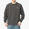 Camiseta preta de manga comprida de alta qualidade, discreta e estilosa para homens, perfeita para primavera e outono, com corte solto, gola redonda e design casual, adequada como camada base ou moletom.