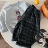 Pantalones para niño Bangcheng 2026 invierno nuevo estilo a cuadros para niños forrados de polar pantalones casuales holgados largos para niños pequeños y mayores dropshipping