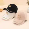 Gorra con Letra D de Pedrería para Mujer Moda Otoño e Invierno Gorra de Béisbol con Visera de Piel Engrosada Estilo Coreano Casual Tendencia