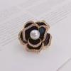 Broche de camelia ligero, de lujo, estilo fragante, estilo europeo y americano, con alfiler personalizado de moda, aguja para cuello, cárdigan ligero antidesgaste, accesorios para traje.