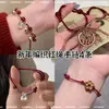 Pulsera de Hilo Rojo con Flor de Ciruelo Tallada Estilo Xiaohongshu, Pulsera de la Suerte Tejida a Mano con Cuerda, Regalo para Mejor Amiga
