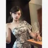 Top de satén estampado sin hombros estilo Old Money para mujer, nuevo modelo de verano con un diseño irregular de un solo hombro fresco y elegante