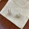 Pendientes de botón simples con forma de C de Corea del Sur, diseño de nicho, hilo de mar de alta calidad, estilo frío de lujo ligero ancho