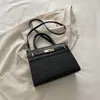 Bolsa de mão nova, elegante e fashion para o outono de 2026, simples e chique, com um design quadrado retrô, adequada como bolsa de ombro ou bolsa transversal para mulheres