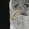 Anel Aberto de Diamante Colorido Exquisito Simples de Luxo Leve de Nicho para Mulheres com Microfixação Personalidade Moda para o Dia a Dia Anel de Dedo