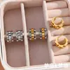 Pendientes de Moda Europeos y Americanos Elegantes Simples Joyería Acero Inoxidable Chapado en Oro de 18K Pendientes con Patrón de Correa Elegante Hip-Hop