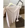 Suéter de tricô rosa com botões de concha, gola V, mangas compridas para mulheres, estilo coreano de outono, caimento suave e relaxado, solto e modelador, top com colarinho meio aberto