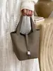Bolsa Saco Estilo Cesta da Moda para Mulheres, Novo Modelo Primavera 2026, Bolsa de Ombro com Padrão Lichia, Bolsa Transversal Simples de Cor Sólida Nicho