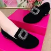 Zapatos Planos de Punta Redonda Otoño 2026 Nuevos de Piel Suave Hebilla Cuadrada Pedrería Slip-On Suela Suave Cómodos Versátiles Corte Profundo Zapatos para Mujer