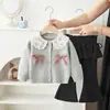 Conjunto de Suéter para Meninas Gola de Renda Cardigã Tricô Casaco Suéter com Calcinha Preta Calça Flare Conjunto de Duas Peças