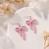 Nuevos aretes minimalistas transfronterizos con sentido de diseño, aretes de listón rosa, sensación de lujo ligero y alta gama, venta al por mayor