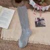 Sapatos e meias: Meias cano alto empilhadas estilo Miu para mulheres, primavera e outono, com listras verticais, design vazado, bordas enroladas, estilo japonês, cor sólida, adequadas para combinar com sapatos de couro pequenos