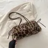 Bolsos peludos de otoño e invierno para mujer 2026 nuevo bolso de mano de moda con estampado de leopardo, bolso tote, bolso de hombro versátil, bolso de felpa