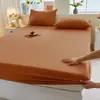 Sábana bajera de color liso, una sola pieza, con tejido cepillado, antideslizante y diseñada para cubrir firmemente el colchón, proporcionando protección completa y prevención de polvo para el colchón y el somier