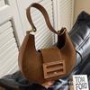Diseño de nicho moderno de gamuza portátil pequeña para mujer 2023 nuevo estilo de moda popular bolsa moldeadora bolsa cruzada estilo occidental