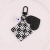 Llavero Blanco y Negro Cuadrado Pequeño Cara Sonriente de Amor Colgante Estilo Pequeño Chanel Accesorios de Joyería Colgantes para airpods Colgante
