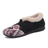 Nuevas botas de invierno transfronterizas resistentes al frío, cálidas y cómodas, de meter, para mujer, con bordados de estilo chino, suelas suaves y zapatos de algodón afelpado engrosado