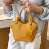 Bolso tejido con patrón único para mujer, nuevo y moderno bolso de hombro de lujo ligero para el verano 2026, bolso cruzado tipo cubo para el trabajo