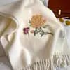 Cachecol 100% Lã Feminino Inverno Peônia Bordado Xale Song Anciãos Mãe Lenço de Pescoço Presente de Aniversário