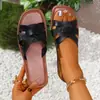 Pantuflas planas casuales tejidas de moda de talla grande transfronterizas para mujer Nuevas para uso exterior de una línea de punta cuadrada Sandalias de playa ligeras