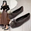 Nueva colección de exportación transfronteriza 2026: Bailarinas negras de talla grande con lazo, con puntera cuadrada de estilo retro francés y diseño plano y poco profundo