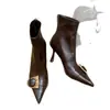 Novas botas de tornozelo de bico fino para mulheres 2026, coleção outono/inverno, com salto fino, salto alto e detalhe de fivela metálica