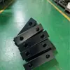 Las almohadillas de UHMWPE son muy resistentes al desgaste, las almohadillas de nailon son resistentes a la corrosión y las almohadillas de polietileno UHMWPE son autolubricantes.
