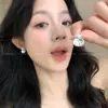 Aretes de Concha de Perla Estilo Coreano para Mujer 2026 Modelo Nuevo Lujo Ligero Gama Alta Exquisitos Simples Elegantes Versátiles Accesorios para Orejas