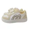 Moda Versátil Nova Outono 2026 Tênis Brancos para Mulheres Estilo Coreano Sola Grossa Aumento de Altura Casual Leve Simples Sapatos Esportivos