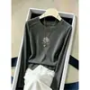 Tendencia Otoño 2026: Camiseta de Manga Larga 100% Algodón para Mujer con un Diseño Único, Corte Entallado, Patrón de Espina de Pescado y Versátil Top Blanco