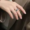 Estilo nuevo europeo y americano lujo ligero moda nicho personalidad todo partido abierto acero de titanio chapado en oro de 18 quilates anillo simple joyería femenina