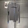 Nuevo estilo de otoño de 2026, top básico de punto con bloques de color gris-azul, ajuste ceñido, costilla vertical, manga larga