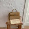 Bolso de mano de gamuza de nicho de otoño para mujer, nuevo bolso cruzado retro versátil 2026, exquisito bolso tote Kelly, moderno
