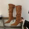 Botas luxuosas de salto alto, de cano até o tornozelo e bico fino, com fivelas metálicas delicadas, perfeitas para outono e inverno, apresentando um design plissado e um efeito emagrecedor.