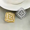Brincos geométricos em formato de losango estilo retro francês com um elegante design oco irregular, apresentando pérolas e zircônia, são acessórios luxuosos e de alta qualidade.
