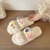 Pantuflas Decoradas de Peluche, Dulces Pantuflas de Hogar Otoño e Invierno para Mujer, Sandalias Planas Deslizables Florales Peludas, Nuevo Modelo 2026 para Uso en Exteriores