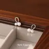 Brincos de pérola com cruz em prata S999, um design único e estiloso para mulheres, exalando elegância e versatilidade, perfeitos para quem tem orelhas furadas