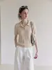 Top de verano para mujer de punto transpirable de manga corta con cuello polo beige estilo 'old money' francés, con un diseño de alta gama, adelgazante y que ciñe la cintura