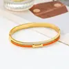 Joyería de Acero de Titanio al por Mayor Pulsera de Diamantes de Fila Única con Goteo de Aceite Naranja Media Letra H Pulsera Versátil Delgada Personalizada Pulsera