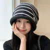 Chapéu de tricô listrado para outono e inverno para mulheres, com aba dobrada, design de letras, efeito emagrecedor para o rosto, quente e protege as orelhas, versátil e em um estilo japonês moderno