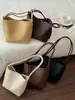 Bolso de hombro tipo cubo grande de capacidad simple para mujer 2026 verano nuevo, tejido de alta costura Shuai Mi Jia, elegante