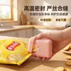 Nueva versión de mini selladora linda, selladora magnética de bolsas de plástico para snacks para refrigerador, pequeña herramienta doméstica para sellado de conservación de alimentos