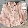 Pijama feminino plus size para primavera e outono, com bordado de algodão em padrão de nuvens, acabamento em renda, estampa de dachshund, estilo de colarinho com abertura frontal e corte solto, adequado para usar tanto em ambientes internos quanto externos.