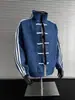 Moda de otoño: Chaqueta de hombre azul y blanca con retazos y tres rayas, cuello alto, estilo chino nuevo con cierres de botones, que irradia un ambiente sofisticado y elegante de traje Tang