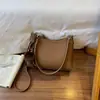 Nova bolsa de ombro retrô de nicho 2026 para mulheres, fofa e estilosa, adequada para o trabalho e deslocamento, bolsa de ombro de grande capacidade