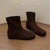 Botas de tornozelo elásticas de camurça estilo Melard com salto escondido, efeito emagrecedor, versáteis para o outono de 2026, botas curtas da moda