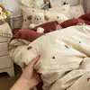 Juego de ropa de cama de cuatro piezas de algodón tipo nube seguro para bebés, estilo sábana bajera de dibujos animados fresca y linda, juego de tres piezas para dormitorios de estudiantes