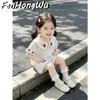 Casa Rosa¡Suave como la leche! Conjunto de verano de estilo coreano para niñas, con bloques de color, bordado de cerezas, manga corta y cuello de muñeca