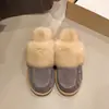 Chinelos peludos retrô antiderrapantes de sola grossa com forro de fleece para mulheres, adequados para uso externo, novos chinelos fechados para outono e inverno de 2026, que aumentam a altura e têm sola macia